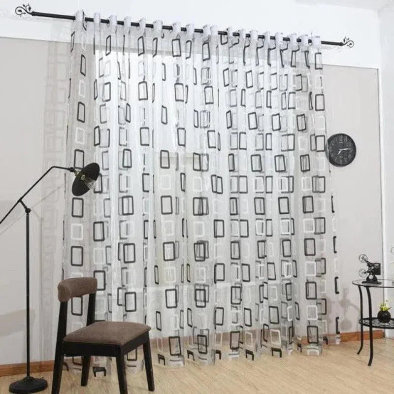 Rideaux modernes à motifs géométriques noirs et blancs suspendus dans un salon élégant. Ils ajoutent une touche de sophistication et de luminosité à l'espace, parfaits pour une décoration intérieure contemporaine. Ces rideaux permettent une diffusion douce de la lumière naturelle tout en préservant l'intimité. Adaptés pour un style minimaliste ou moderne, ils sont l'accessoire idéal pour rehausser l'ambiance d'une pièce.