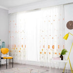 Voilage blanc à motifs floraux colorés pour décoration intérieure moderne, apportant une ambiance lumineuse et printanière à votre salon, idéal pour filtrer délicatement la lumière tout en ajoutant une touche décorative élégante. Convient parfaitement aux espaces lumineux et contemporains.
