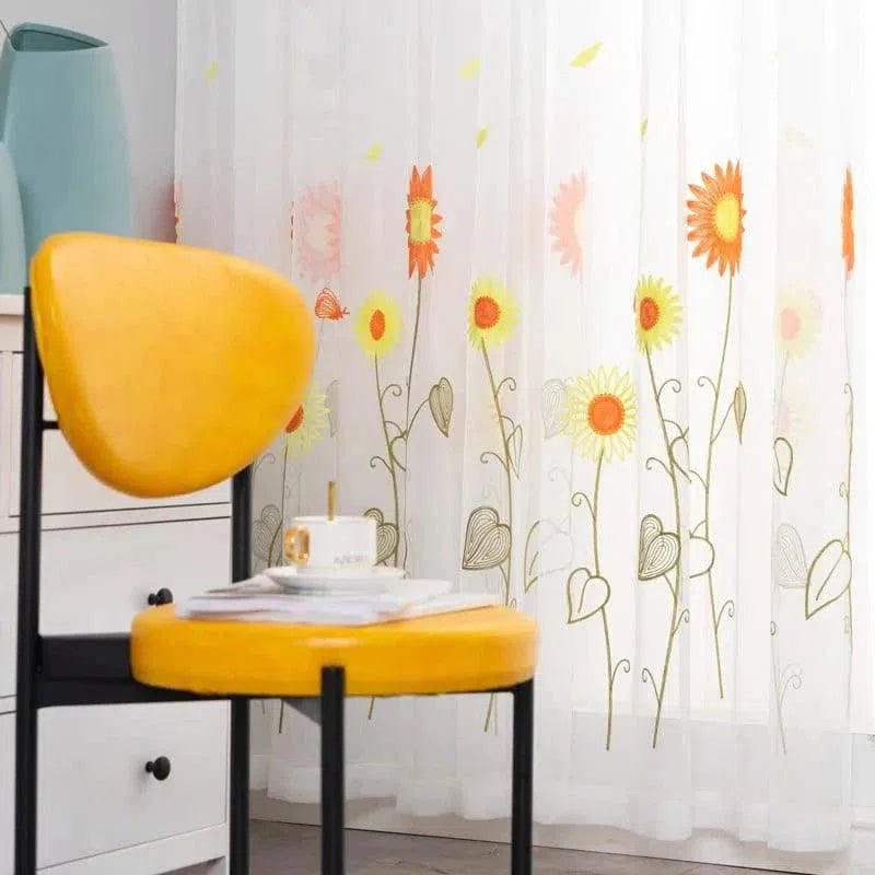 Chaise design moderne avec dossier arrondi jaune vif, idéale pour ajouter une touche de couleur à votre intérieur. Le rideau décoratif aux motifs floraux colorés crée une ambiance chaleureuse et accueillante, parfait pour le salon ou la salle à manger. Accessoire de mobilier et décoration intérieure élégante pour un espace de vie lumineux et invitant.