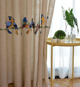 Rideaux élégants ornés de motifs d'oiseaux colorés, parfaits pour apporter une touche de nature et de délicatesse à votre intérieur. Ces rideaux uniques s'intègrent harmonieusement dans votre salon ou chambre, enrichissant votre décoration avec style et originalité. Découvrez un élément décoratif idéal pour sublimer vos espaces de vie.