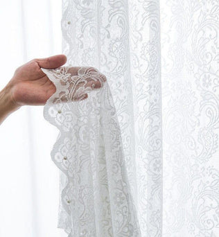 Voilage élégant avec motifs floraux, idéal pour ajouter une touche sophistiquée à votre intérieur. Ce rideau blanc offre une ambiance lumineuse et aérée, tout en préservant votre intimité. Parfait pour le salon ou la chambre à coucher, cet accessoire décoratif transformera votre espace de vie en un lieu chaleureux et accueillant.