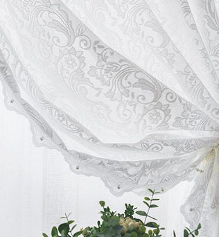 Rideau élégant blanc avec motifs floraux raffinés, idéal pour ajouter une touche de sophistication à votre intérieur. Cette décoration de fenêtre crée une ambiance lumineuse et accueillante dans n'importe quelle pièce, parfaite pour les salons, chambres ou salles à manger. Accessoire chic et intemporel pour un style classique ou moderne.