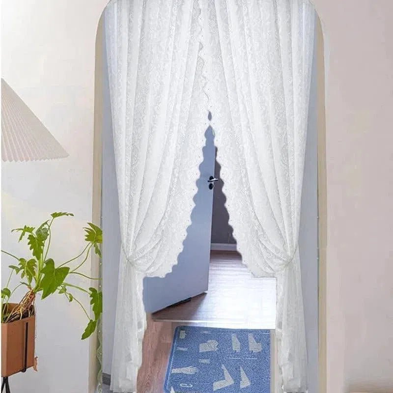 Rideaux élégants pour porte intérieure, idéals pour ajouter une touche de charme à votre intérieur. Ces rideaux translucides offrent une séparation légère et esthétique entre les pièces tout en laissant passer la lumière naturelle. Parfaits pour les espaces de vie modernes, ces rideaux apportent une ambiance raffinée et accueillante à votre maison. Faciles à installer, ils conviennent à divers styles de décoration.