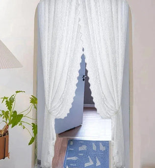 Rideaux élégants pour porte intérieure, idéals pour ajouter une touche de charme à votre intérieur. Ces rideaux translucides offrent une séparation légère et esthétique entre les pièces tout en laissant passer la lumière naturelle. Parfaits pour les espaces de vie modernes, ces rideaux apportent une ambiance raffinée et accueillante à votre maison. Faciles à installer, ils conviennent à divers styles de décoration.