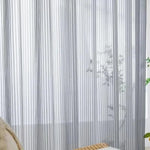 Voilage translucide gris pour salon moderne, idéal pour filtrer la lumière tout en préservant l'intimité. Design élégant et raffiné, parfait pour une décoration intérieure contemporaine. Accessoire pratique et esthétique pour embellir vos fenêtres.
