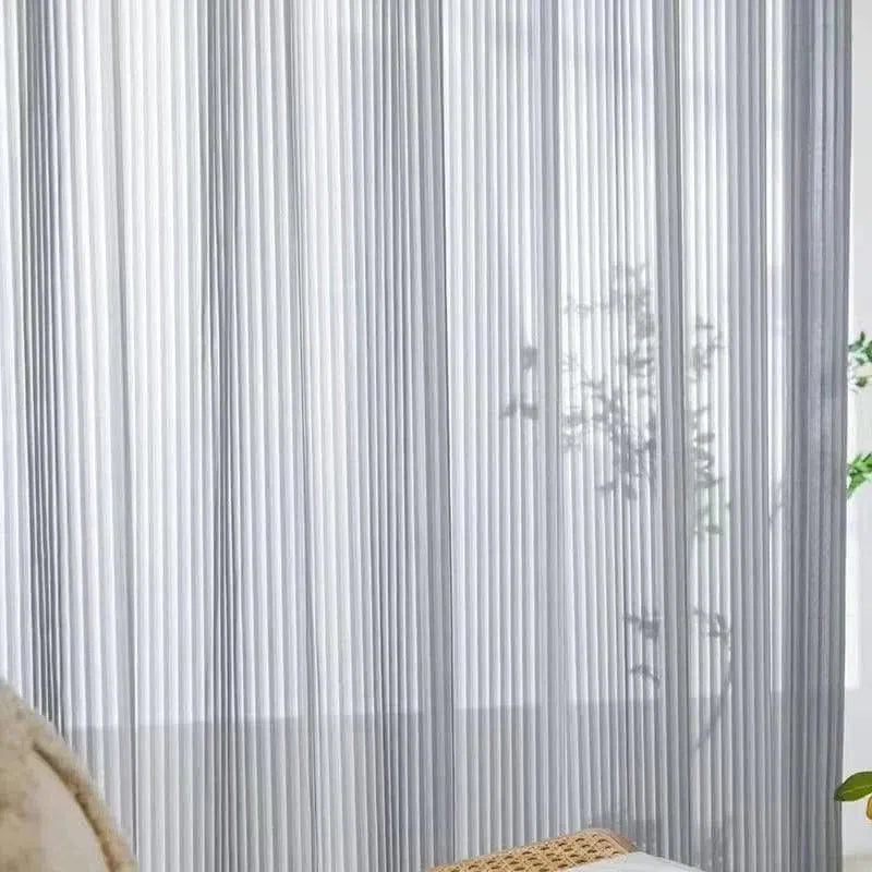 Voilage translucide gris pour salon moderne, idéal pour filtrer la lumière tout en préservant l'intimité. Design élégant et raffiné, parfait pour une décoration intérieure contemporaine. Accessoire pratique et esthétique pour embellir vos fenêtres.