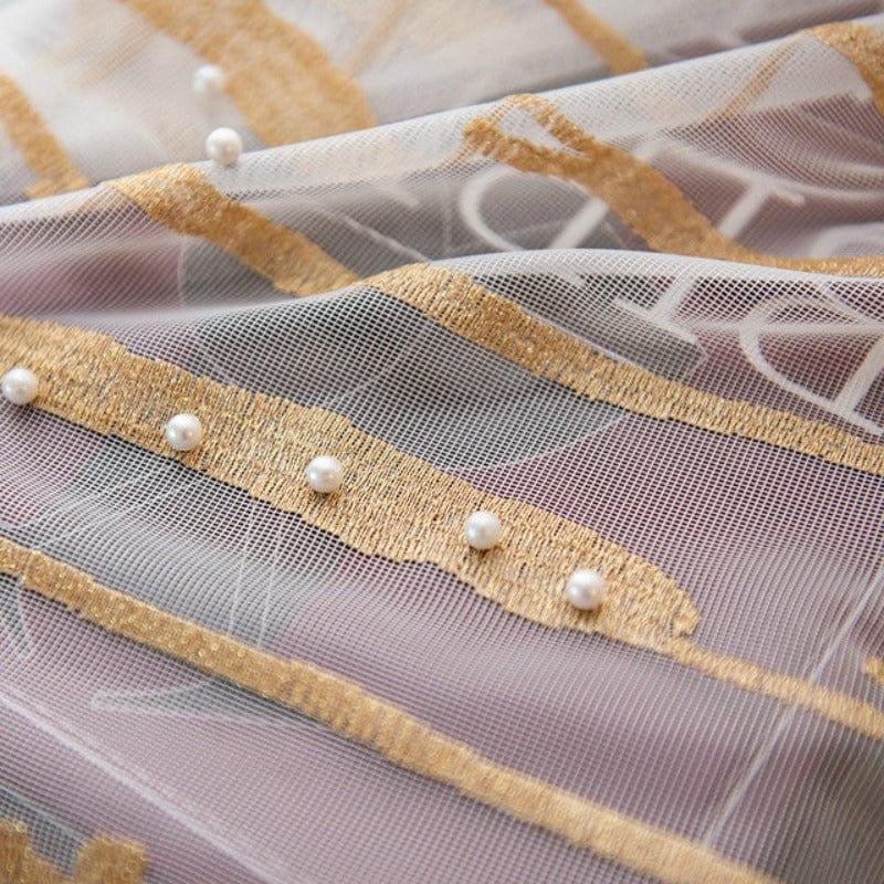 Voile décoratif élégant avec des détails dorés et des perles raffinées, idéal pour ajouter une touche de luxe à votre décoration intérieure. Parfait pour les rideaux, les nappes ou les projets de bricolage créatifs.