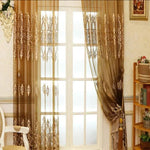 Rideaux élégants de couleur caramel avec motifs délicats, embellissant une fenêtre de salon et apportant une touche sophistiquée à la décoration intérieure. Accessoire décoratif idéal pour sublimer l'ambiance d'un espace de vie moderne et chaleureux.