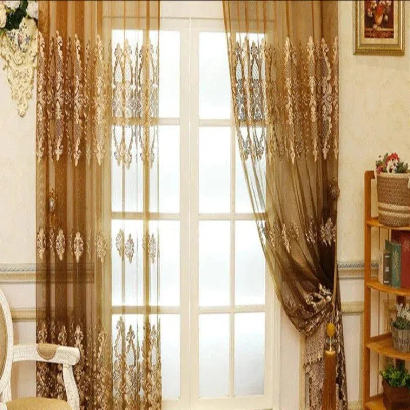 Rideaux élégants de couleur caramel avec motifs délicats, embellissant une fenêtre de salon et apportant une touche sophistiquée à la décoration intérieure. Accessoire décoratif idéal pour sublimer l'ambiance d'un espace de vie moderne et chaleureux.