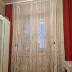 Rideaux élégants avec motifs floraux pour décoration intérieure, en blanc et rouge, parfaits pour ajouter une touche raffinée à votre salon ou chambre. Ces rideaux offrent une combinaison parfaite de style et de fonctionnalité, permettant de moduler la lumière tout en embellissant votre espace de vie avec leur design contemporain.