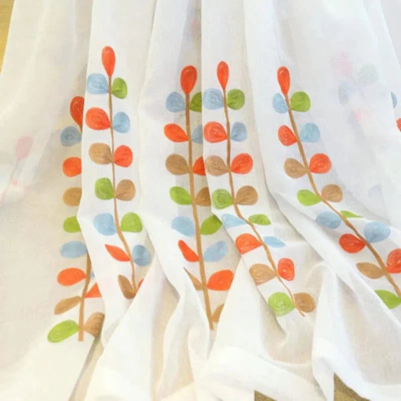 Rideau blanc décoratif avec motifs colorés de feuilles, idéal pour ajouter une touche de nature et de fraîcheur à votre intérieur. Parfait pour salon, chambre ou bureau, ce rideau moderne égaye n'importe quelle pièce. Améliorez votre décoration avec ce design élégant et vibrant.