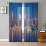 Rideaux avec motif de skyline nocturne, parfaits pour ajouter une touche urbaine moderne à votre intérieur. Ces voilages apportent une ambiance élégante et contemporaine à toute pièce, tout en offrant une vue fascinante inspirée de la ville. Idéal pour le salon ou la chambre à coucher.