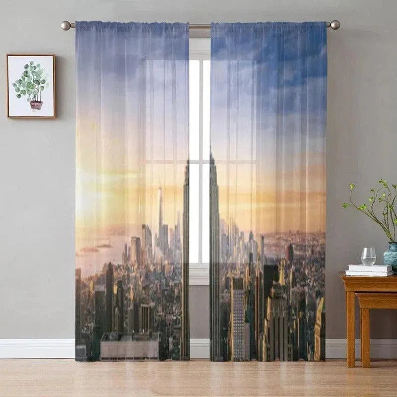 Rideau élégant avec motif de skyline urbaine, idéal pour ajouter une touche moderne à votre décoration intérieure. Ce rideau imprimé présente une vue panoramique sur une ville au coucher du soleil, créant une ambiance chaleureuse et contemporaine dans votre salon ou chambre. Facile à installer, il s'intègre parfaitement à tout style de décoration. Adapté pour embellir vos fenêtres tout en filtrant la lumière.