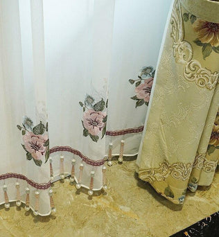 Rideaux élégants avec motifs floraux, parfaits pour ajouter une touche de sophistication à votre salon. Décoration raffinée avec détails perlés et broderies délicates, idéale pour créer une ambiance chaleureuse et accueillante dans votre intérieur.
