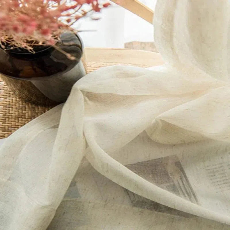 Tenture élégante translucide blanche pour déco intérieure, ajoutant une touche de douceur et de luminosité à votre salon ou chambre. Parfaite pour créer une ambiance chaleureuse et accueillante. Idéale pour les maisons modernes et classiques, elle apporte élégance et raffinement.