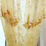Rideau décoratif avec motifs floraux dorés, idéal pour embellir une pièce avec une touche élégante et raffinement. Parfait pour ajouter de la luminosité et du style à votre intérieur.