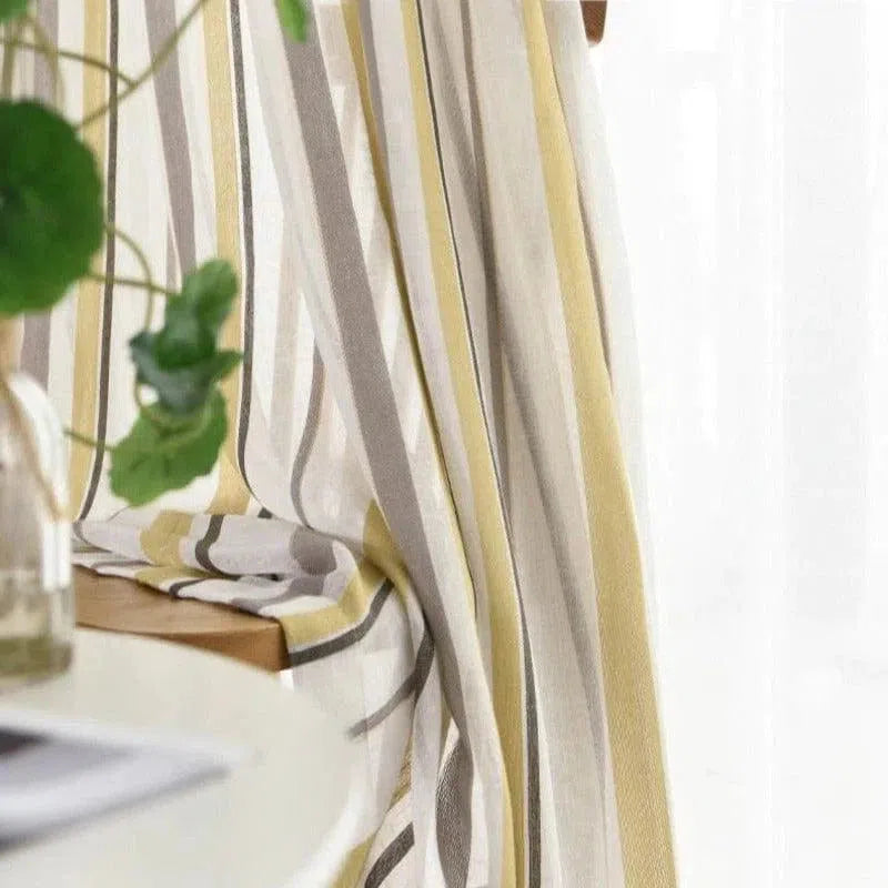 Rideau élégant à rayures verticales jaunes et grises, idéal pour ajouter une touche moderne à votre intérieur. Ce modèle de rideau offre un style contemporain tout en permettant une luminosité douce dans la pièce. Parfait pour le salon ou la chambre, il harmonisera votre décoration avec sa palette de couleurs sobres et apaisantes.