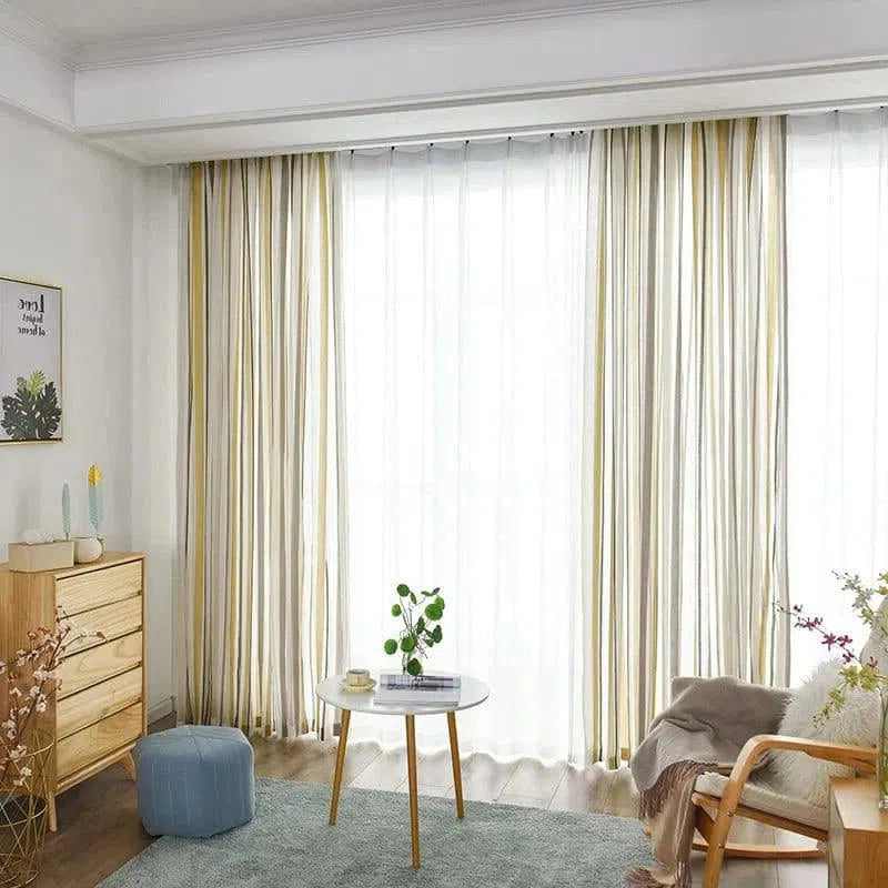 Rideaux élégants dans un salon moderne avec une table basse ronde, un fauteuil confortable, et un tapis doux. Décoration intérieure lumineuse et accueillante.