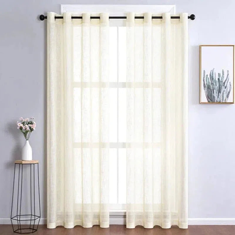 Rideau clair pour salon moderne, filtrant la lumière naturelle, accroché à une tringle noire élégante. Ambiance intérieure lumineuse et décorative, avec vue sur un cadre botanique à droite et un vase avec des fleurs à gauche. Accessoire de décoration idéal pour sublimer vos fenêtres.