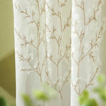 Voilage décoratif avec motif végétal élégant, idéal pour embellir votre intérieur. Rideau translucide avec des broderies florales délicates, parfait pour ajouter une touche naturelle à votre salon ou chambre. Accessoire tendance pour fenêtre, combinant style et lumière douce.