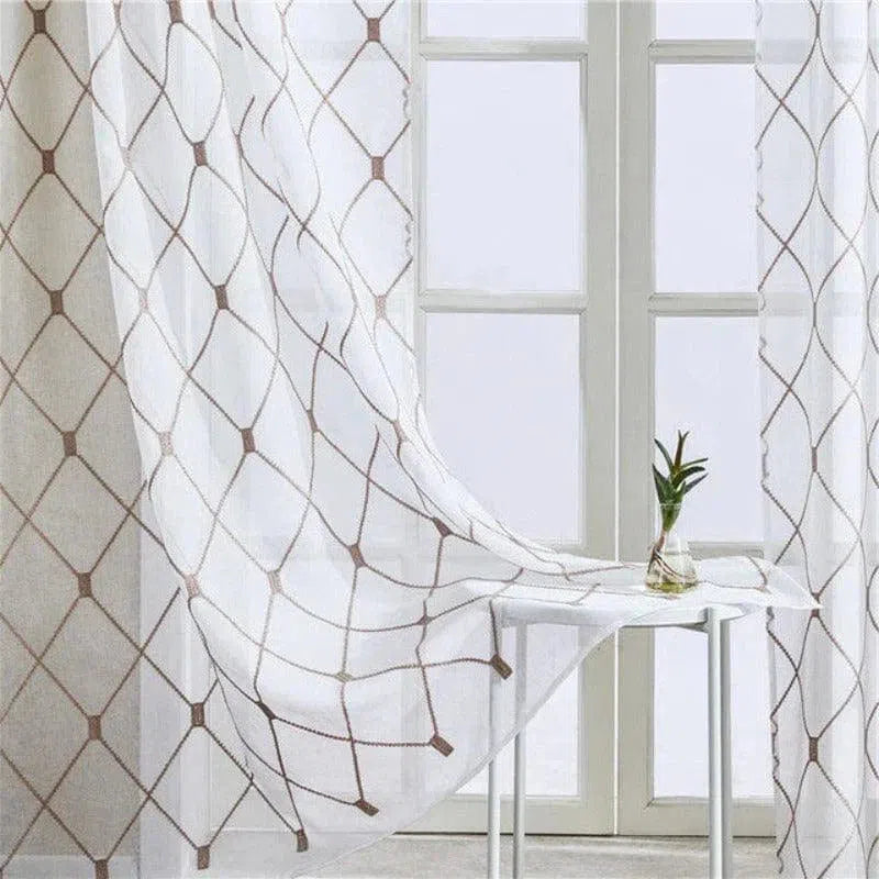Voilage élégant avec motif géométrique, idéal pour ajouter une touche moderne et lumineuse à votre intérieur. Parfait pour habiller les fenêtres du salon ou de la chambre. Décoration raffinée pour un espace chaleureux et accueillant.