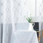 Voilage décoratif avec motif géométrique, idéal pour habiller élégamment vos fenêtres et ajouter une touche de modernité à votre salon. Accessoire parfait pour filtrer la lumière tout en créant une ambiance chaleureuse et aérée.