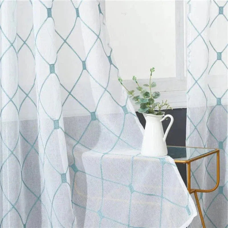 Voilage élégant avec motif géométrique, idéal pour ajouter une touche contemporaine à votre intérieur. Ce rideau lumineux est parfait pour filtrer la lumière du jour tout en préservant l'intimité. Parfait pour un salon, une chambre ou un bureau, ce rideau au design moderne s'harmonise avec divers styles de décoration. Transformez votre espace avec ce voilage tendance et fonctionnel.