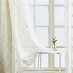 Rideaux transparents élégants avec motif géométrique, parfaits pour ajouter une touche moderne à votre intérieur tout en permettant à la lumière naturelle de filtrer doucement. Idéal pour les salons ou chambres, ces rideaux apportent une ambiance lumineuse et aérée à votre espace de vie. Disponibles en blanc pour s'harmoniser avec de nombreux styles de décoration.