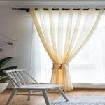 Rideau transparent pour salon moderne, couleur beige clair, idéal pour filtrer la lumière tout en préservant l'intimité. Design élégant avec des œillets pour une installation facile. Accessoire parfait pour une décoration intérieure contemporaine et lumineuse, ajoutant une touche de douceur à votre espace de vie.