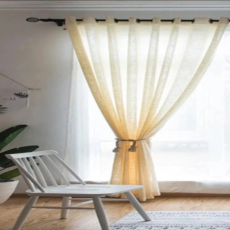 Rideau transparent pour salon moderne, couleur beige clair, idéal pour filtrer la lumière tout en préservant l'intimité. Design élégant avec des œillets pour une installation facile. Accessoire parfait pour une décoration intérieure contemporaine et lumineuse, ajoutant une touche de douceur à votre espace de vie.