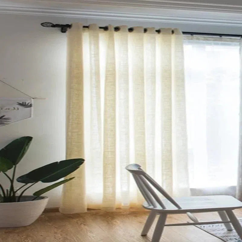 Rideau beige élégant suspendu dans un salon moderne, laissant passer une lumière douce et naturelle. Design minimaliste rehaussant la décoration intérieure avec une touche de sophistication. Accessoire idéal pour créer une ambiance chaleureuse et accueillante dans votre espace de vie.