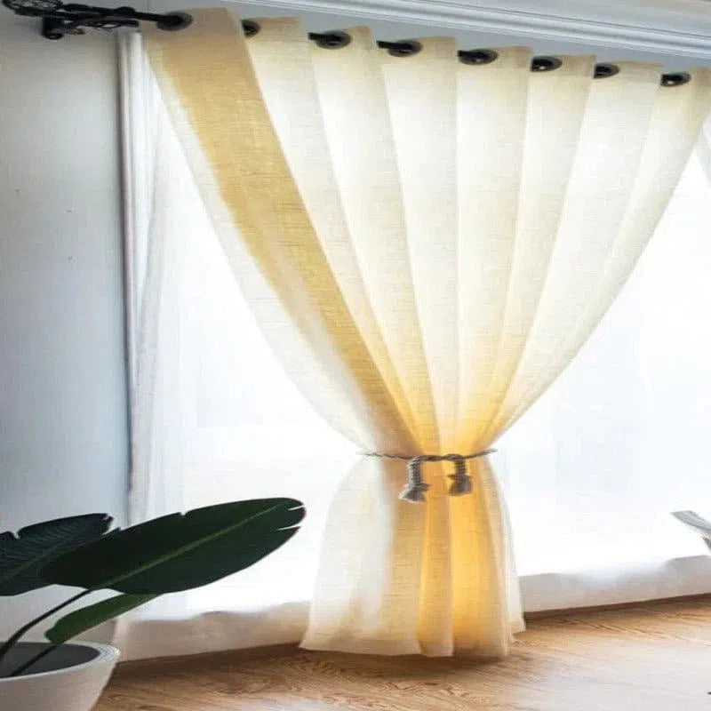 Rideau élégant avec œillets, parfait pour illuminer votre intérieur. S'harmonise avec un style moderne ou classique. Facile à installer, idéal pour salon ou chambre. Optimise la lumière naturelle tout en préservant l'intimité.