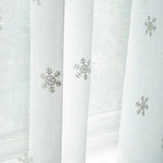 Voilage décoratif blanc avec motifs de flocons de neige pour une ambiance hivernale élégante. Idéal pour embellir votre intérieur tout en laissant filtrer la lumière naturelle. Accessoire parfait pour créer une atmosphère chaleureuse et festive pendant la saison des fêtes. Ajoutez une touche de charme nordique à vos fenêtres.