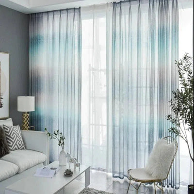 Rideaux dégradés bleus suspendus dans un salon moderne, baignant l'espace de lumière naturelle et apportant une touche raffinée à la décoration intérieure, mettant en valeur des meubles contemporains avec des accents élégants.