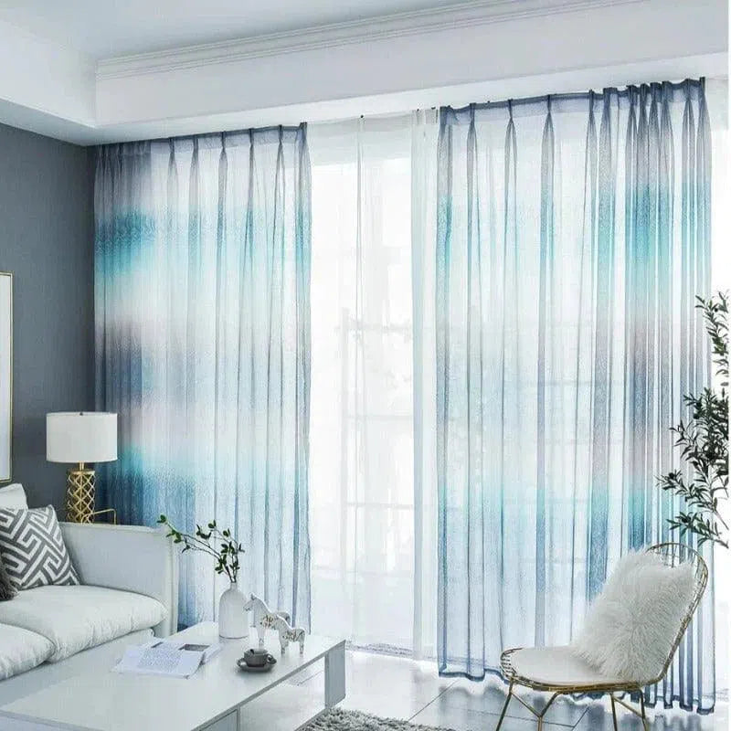 Rideaux modernes dégradés bleus et blancs pour salon lumineux, ajoutant une touche d'élégance à la décoration intérieure avec effet tamisant. Idéal pour créer une ambiance apaisante et contemporaine dans la maison.