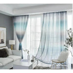 Rideaux dégradés bleu grisé élégants dans un salon moderne et lumineux, apportant une touche sophistiquée à la décoration d'intérieur avec une ambiance apaisante et tendance. Idéal pour sublimer votre espace de vie.