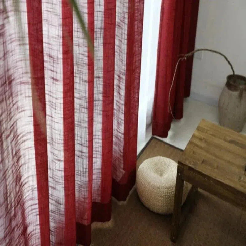 Rideaux à rayures rouges pour une ambiance chaleureuse, parfaits pour décorer un salon ou une chambre. Ajoutez une touche élégante et moderne à votre intérieur avec ces rideaux, idéaux pour filtrer la lumière et créer une atmosphère accueillante. Accessoire incontournable pour un style chic et contemporain.
