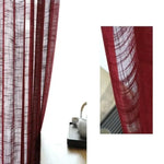 Rideaux rouge élégants pour salon, permettant une lumière douce et offrant une touche de chaleur et de sophistication à votre intérieur moderne. Style contemporain idéal pour décorer chambre ou espace de vie avec subtilité et charme.