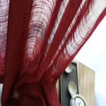 Rideau rouge élégant pour décoration intérieure, idéal pour ajouter une touche de couleur et de sophistication à tout espace. Parfait pour le salon ou la chambre, ce rideau rehausse l'ambiance avec une note chaleureuse. Accessoire décoratif indispensable pour une atmosphère accueillante et stylée.