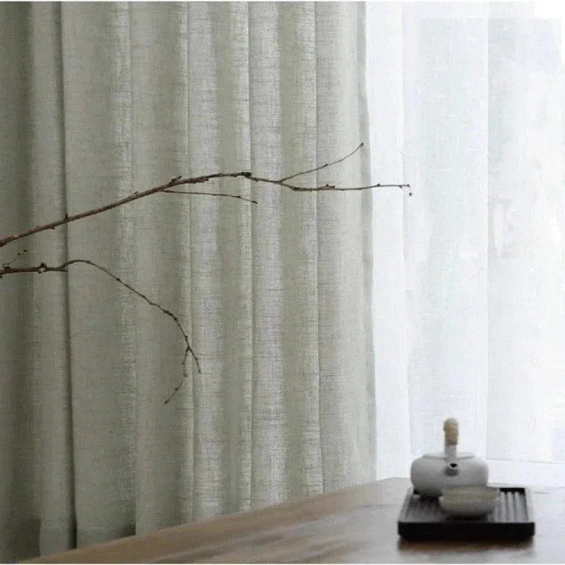 Rideau élégant beige, idéal pour la décoration intérieure moderne. Apporte une touche de sophistication et de douceur à tout espace de vie. Parfait pour préserver l'intimité tout en laissant passer la lumière naturelle. Adapte à diverses pièces de la maison pour une ambiance chaleureuse et accueillante.