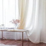 Rideaux blancs élégants et lumineux pour salon moderne, ajoutant une touche de sophistication à votre décoration intérieure. Profitez de la lumière naturelle tout en préservant votre intimité grâce à ces voilages chic. Idéal pour créer une atmosphère paisible et accueillante.