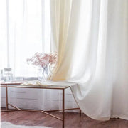 rideau blanc cassé semi transparent moderne tringle rideaux beige clair tissu lisse minimaliste chambre