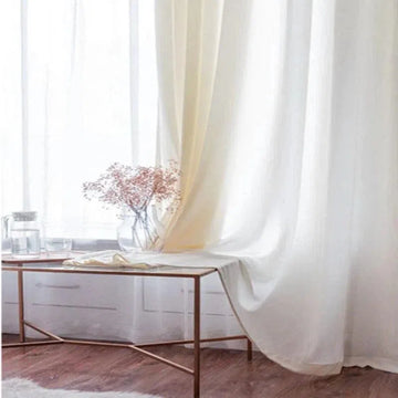 Rideaux blancs élégants et lumineux pour salon moderne, ajoutant une touche de sophistication à votre décoration intérieure. Profitez de la lumière naturelle tout en préservant votre intimité grâce à ces voilages chic. Idéal pour créer une atmosphère paisible et accueillante.