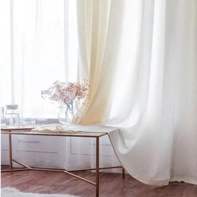 Rideaux blancs élégants et lumineux pour salon moderne, ajoutant une touche de sophistication à votre décoration intérieure. Profitez de la lumière naturelle tout en préservant votre intimité grâce à ces voilages chic. Idéal pour créer une atmosphère paisible et accueillante.