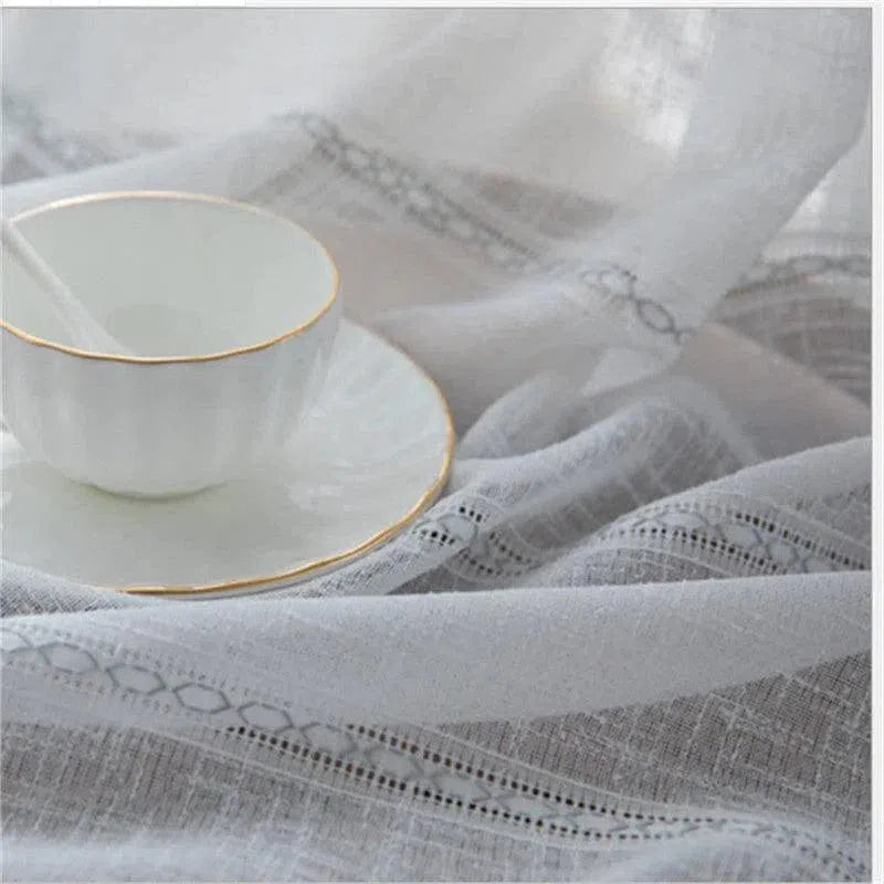 Service à thé élégant avec bordure dorée, parfait pour les moments de détente et les occasions spéciales. Tasse et soucoupe délicatement conçues pour enrichir votre expérience de dégustation. Accessoire raffiné pour votre table à café, ajoutant une touche de sophistication à votre intérieur.