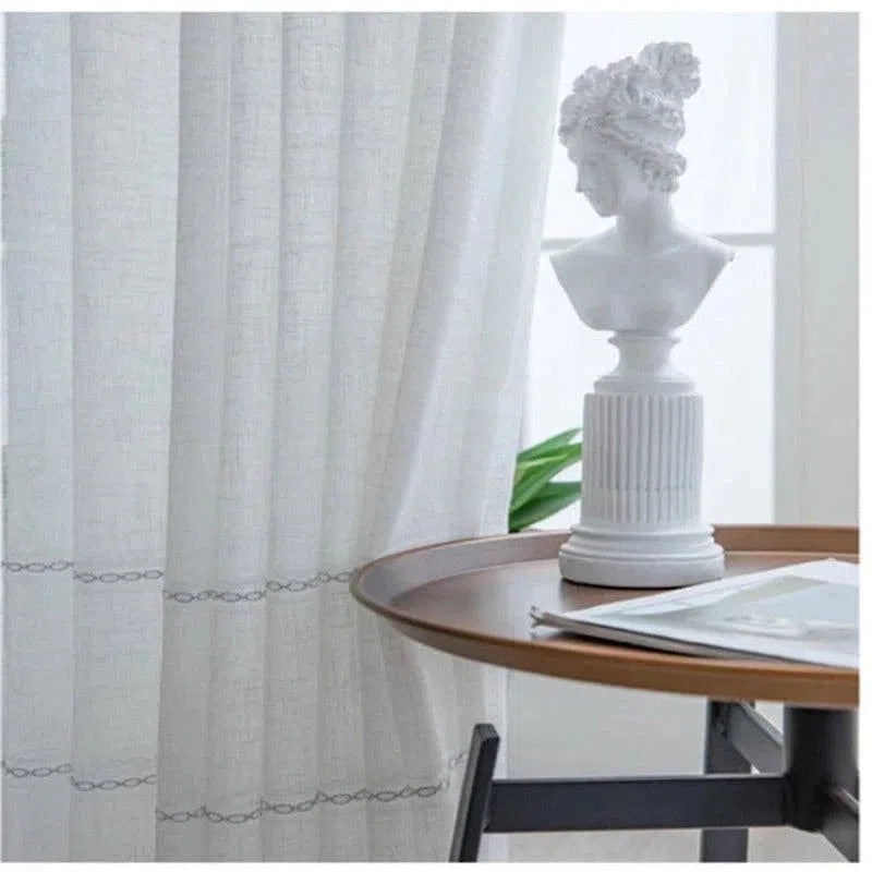 Buste décoratif sur table moderne près de rideaux élégants, offrant une touche artistique et contemporaine à votre intérieur. Accessoire idéal pour un salon sophistiqué, rehaussant l'esthétique générale avec élégance et style. Découvrez comment ce buste peut transformer votre espace en véritable galerie d'art.