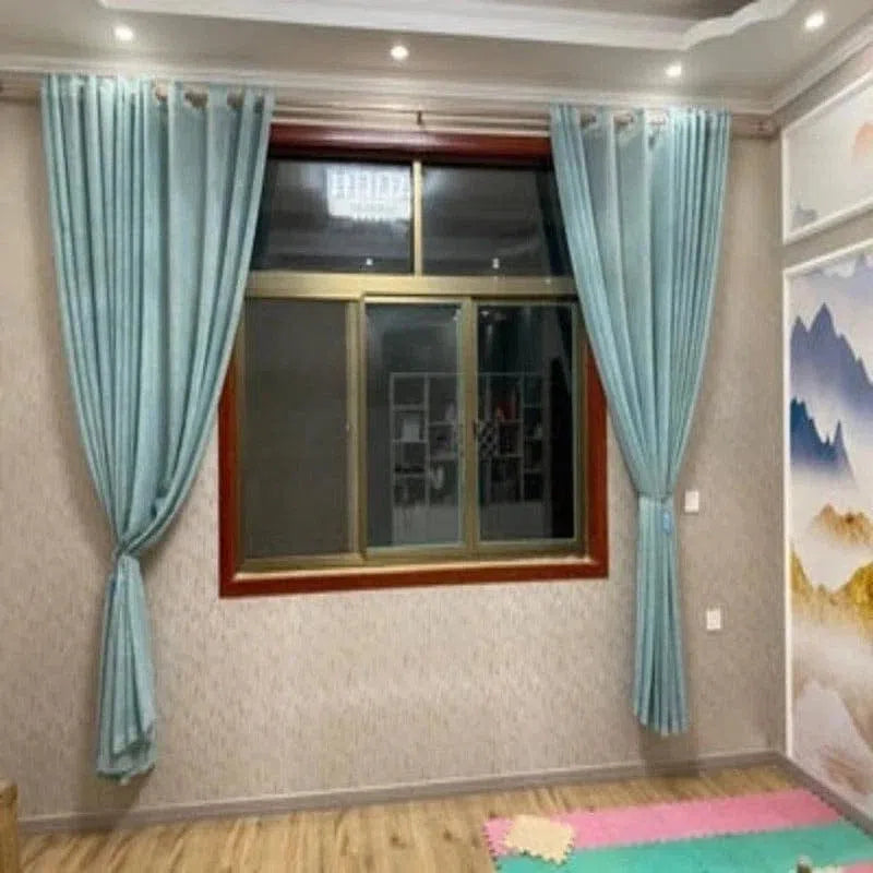 Rideaux élégants bleu clair pour fenêtres, apportant une touche moderne à votre intérieur. Idéal pour ajouter de la couleur et du style à votre salon ou chambre à coucher. Ces rideaux complètent parfaitement les décorations murales et le parquet lumineux.