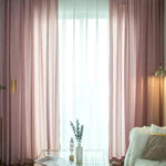 Rideaux élégants rose pastel pour un salon moderne. Ces rideaux ajoutent une touche de sophistication et de douceur à votre espace de vie. Idéal pour filtrer la lumière tout en préservant l'intimité, parfait pour décorer votre intérieur avec style. Convient à divers styles de décoration, du contemporain au classique. Accessoirisez votre salon avec ces rideaux pour une ambiance chaleureuse et accueillante.