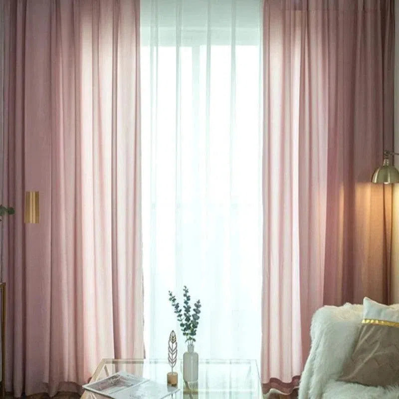 Rideaux élégants rose pastel pour un salon moderne. Ces rideaux ajoutent une touche de sophistication et de douceur à votre espace de vie. Idéal pour filtrer la lumière tout en préservant l'intimité, parfait pour décorer votre intérieur avec style. Convient à divers styles de décoration, du contemporain au classique. Accessoirisez votre salon avec ces rideaux pour une ambiance chaleureuse et accueillante.