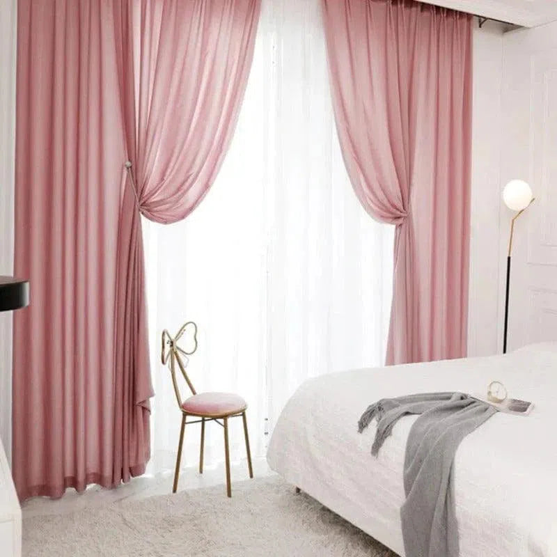Rideaux roses élégants pour chambre à coucher, créant une ambiance douce et apaisante. Accessoires et mobilier de style moderne et minimaliste. Luminosité naturelle et confort renforcé par une décoration soignée. Idéal pour un intérieur raffiné et tendance.